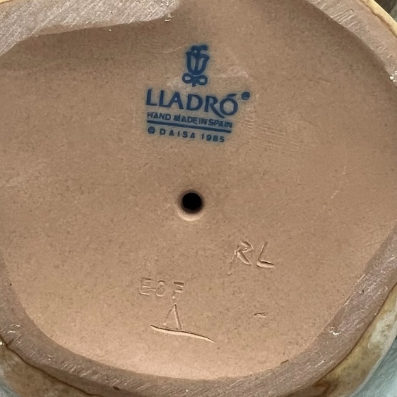 LLADRO PENSIVE ESKIMO BOY FIGURINE - Picture 16 of 16